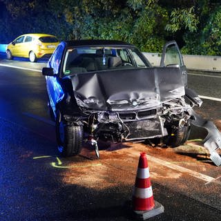 Bei einem schweren Unfall auf der B9 in Koblenz sind insgesamt drei Menschen verletzt worden, einer davon schwer.