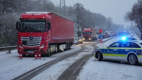 Rückstau auf der B49 bei Koblenz nach einem tödlichen Unfall auf schneeglatter Fahrbahn.