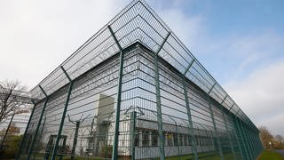 Weißenthurm: Ein hoher Zaun umschließt die landesweit größte forensische Klinik Nette-Gut in Weißenthurm. 