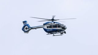 Ein Hubschrauber der Polizei. Die Polizei sucht nach zwei Männern im Kreis Neuwied, die sich eine Verfolgungsjagd mit der Polizei geleistet haben.