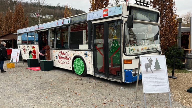 Der Lego Bus steht in Fachbach auf dem Weihnachtsmarkt