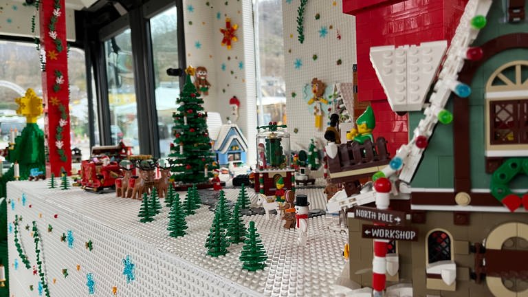 Der Lego Bus steht in Fachbach auf dem Weihnachtsmarkt