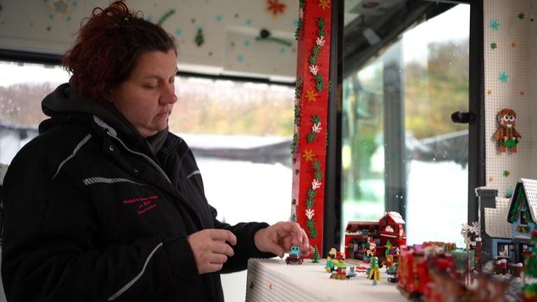 Tina Heuser setzt in ihrem Lego-Bus noch ein paar letzte Steine.