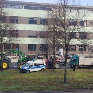 Landwirte blockieren aus Protest gegen geplante Streichung der Agrardieselrückvergütung mit Traktoren den Friedrich-Ebert-Ring in Koblenz.