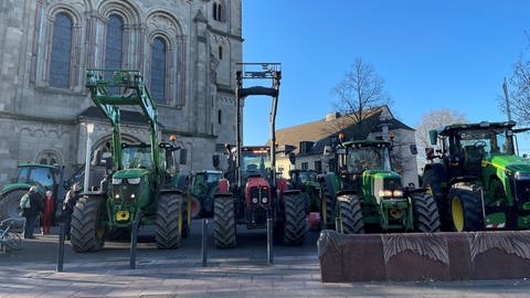Bauern demonstrieren mit Traktoren vor der Herz-Jesu-Kirche in Koblenz