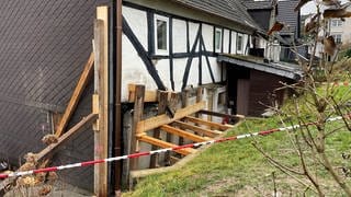 Ein Wohnhaus in Kirchen ist nach einer Explosion mit Polizeiband abgesperrt.