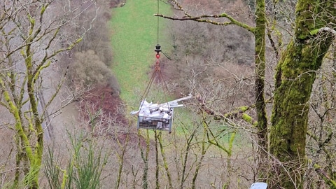 Der zerstörte Lkw im Steilhang bei Beuren im Kreis Cochem-Zell wird vorerst nicht geborgen.