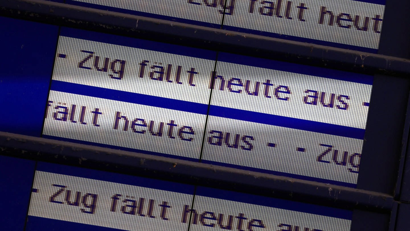 Auf einer Anzeigentafel der Bahn steht: Zug fällt aus