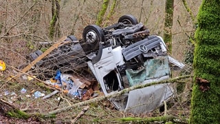 Der zerstörte Lkw im Steilhang bei Beuren im Kreis Cochem-Zell wird vorerst nicht geborgen.