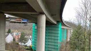 Die Hochbrücke der B42 über die Lahn in Lahnstein wird seit dem 2. Januar 2024 saniert und dafür voll gesperrt.
