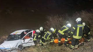 Feuerwehrleute haben in Altenahr einen Autofahrer gerettet, der mit seinem Wagen in die Ahr gestürzt war. 