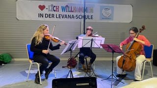 Musiker spielen in einer Grundschule in Bad neuenahr-Ahrweiler