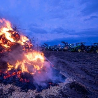 Landwirte protestieren mit Mahnfeuern.