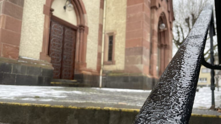 Der Eisregen hat in Bassenheim ein Geländer vor der katholischen Pfarrkirche St. Martin komplett mit Eis überzogen.