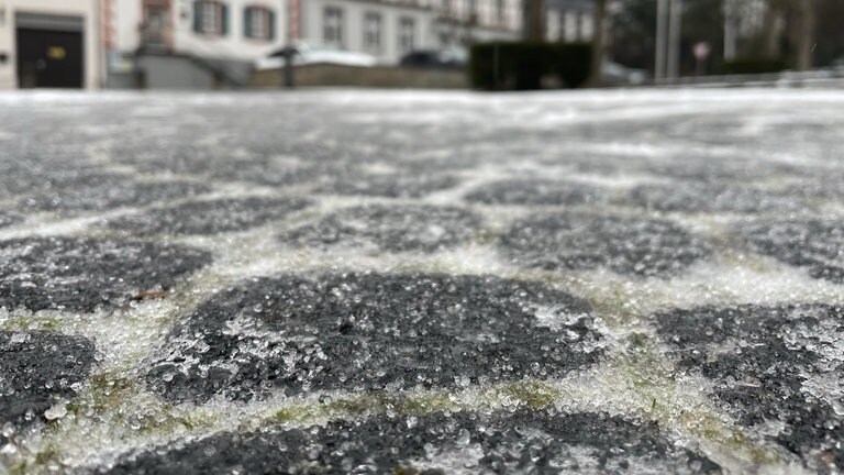 Eisregen im Norden von Rheinland-Pfalz: In Bassenheim im Kreis Mayen-Koblenz ist das Kopfsteinpflaster von einer Eisschicht bedeckt.