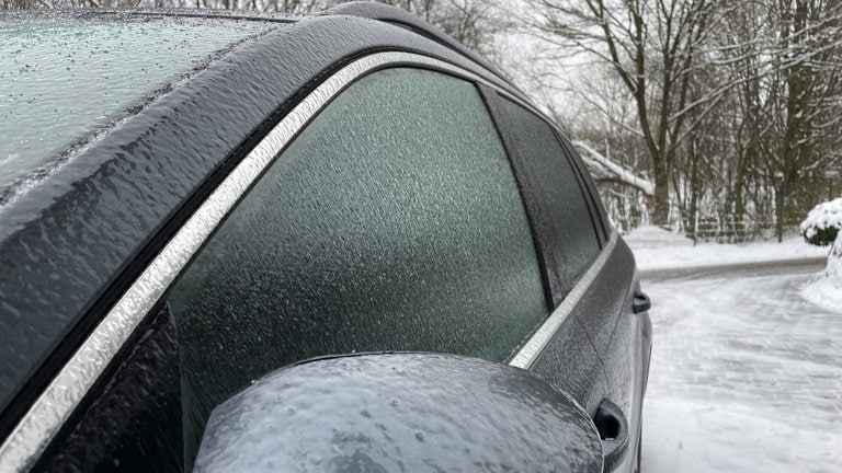 Nach Eisregen ist ein Auto in Neuhäusel im Westerwald komplett vereist.