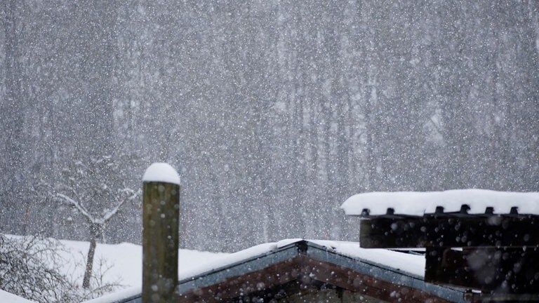 Die Wetterfront hat den Westerwald erreicht: dichtes Schneetreiben seit Mittwochmittag.