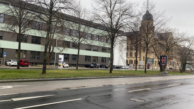 Eisregen im Norden von Rheinland-Pfalz: In Koblenz ist der Friedrich-Ebert-Ring wie ausgestorben. Nur wenige Autos sind in der Stadt unterwegs.