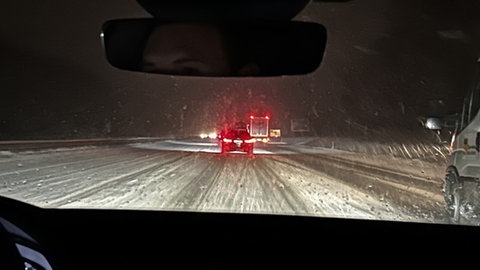 Schneebedeckte Fahrbahn auf der A3 bei Montabaur im Westerwald.