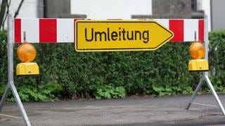 Ein Umleitungsschild auf einer Absperrbarke - in Lahnstein fahren Autofahrer immer wieder illegal auf die abgesperrte B42-Brücke über die Lahn.