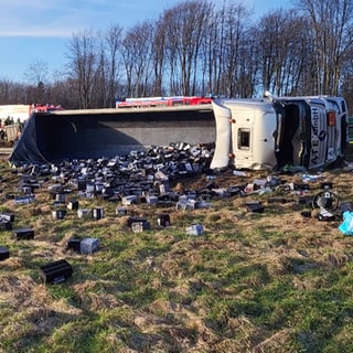 Auf der A3 im Westerwald ist ein Lastwagen umgestürzt, der Altbatterien geladen hatte. 