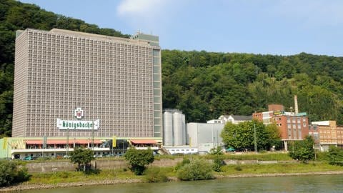 Das Tankhochaus am Rhein im Jahr 2008 mit dem Schild der Königsbacher Brauerei