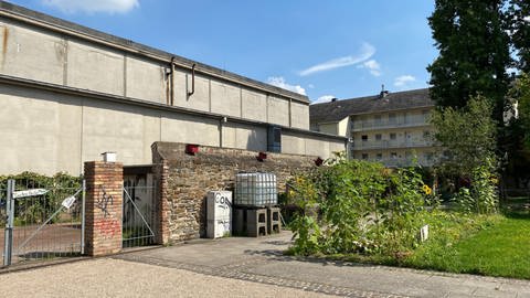 Direkt an den Garten Herlet grenzt ein Hochbunker aus Weltkriegszeiten.