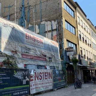 Seit Jahren ist mitten in der Altstadt, in der Firmungstraße, die Baulücke, die nun mit einem Hotelkomplex geschlossen werden soll.