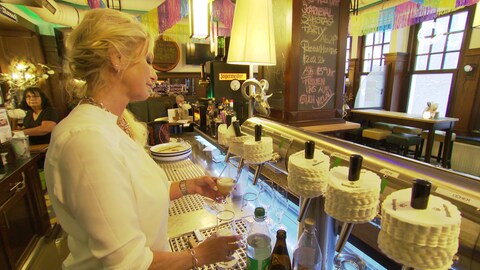 Monika Retzmann, Wirtin des Alten Brauhaus in Koblenz zapft Bier