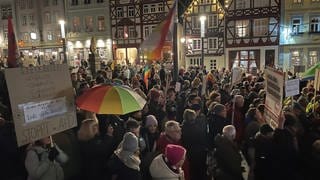 Bei einer Demo gegen Rechtsextremismus und für Demokratie in Hachenburg stehen die Menschen dicht an dicht auf dem Alten Markt.