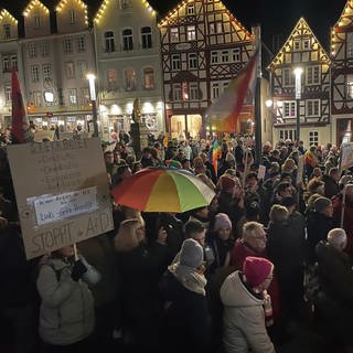 Bei einer Demo gegen Rechtsextremismus und für Demokratie in Hachenburg stehen die Menschen dicht an dicht auf dem Alten Markt.