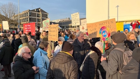 Menschen demonstrieren in Simmern gegen die AfD