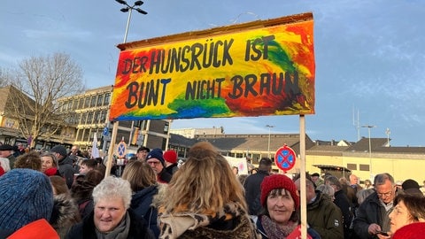 Menschen demonstrieren in Simmern gegen die AfD.