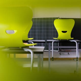 Stühle in Klassenzimmer