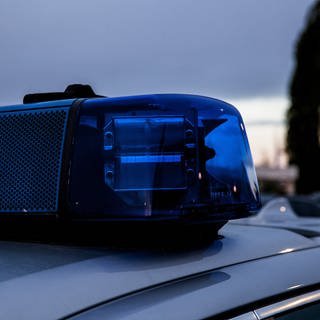 Blaulicht: Ein Einsatzfahrzeug der Polizei
