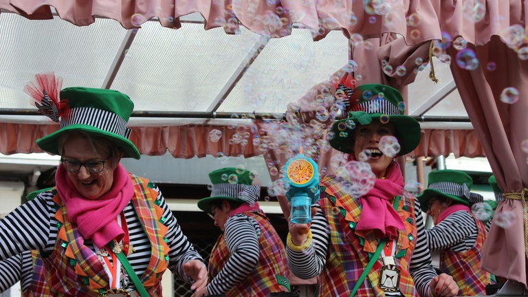 Eine Möhne mit Seifenblasenpistole beim Rosenmontagszug in Linz am Rhein