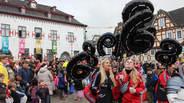 Tausende Zuschauer beim Rosenmontagszug in Linz am Rhein