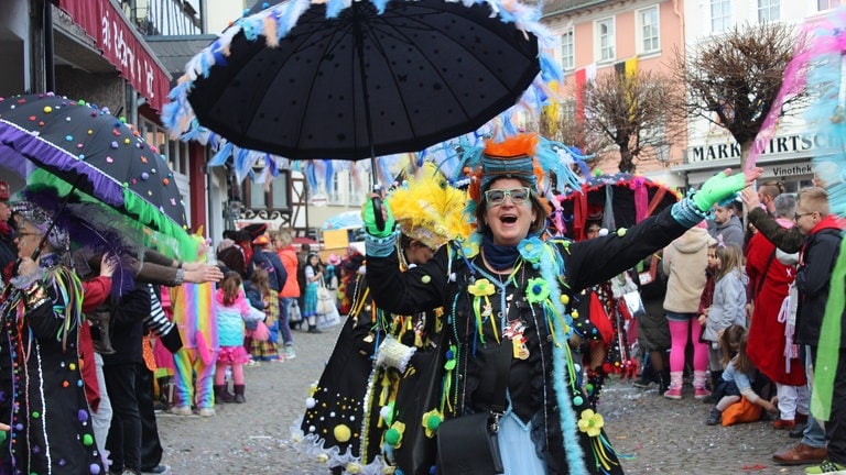 Bunte Verkleidung mit Schirm beim Rosenmontagszug in Linz am Rhein