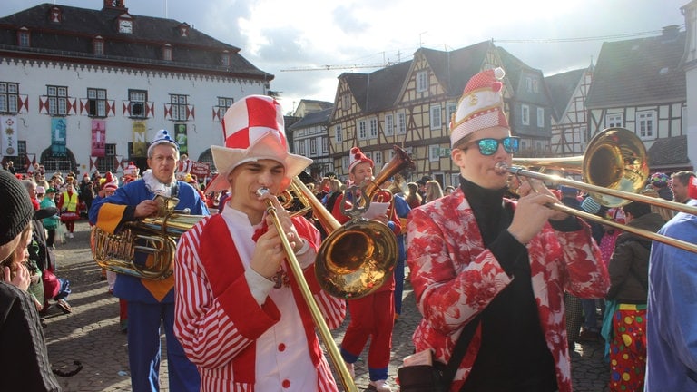 Blaskapelle beim Rosenmontagszug in Linz am Rhein