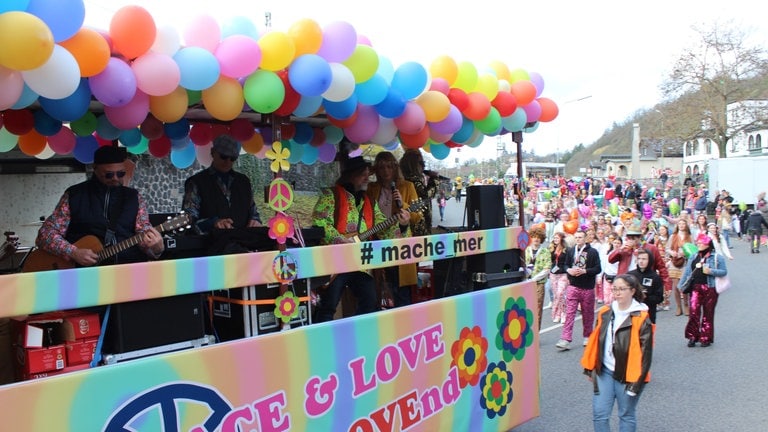 Peace-Wagen beim Rosenmontagszug in Linz am Rhein