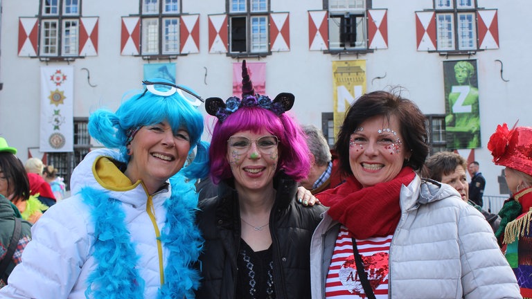 Drei Besucherinnen des Rosenmontagszugs in Linz am Rhein