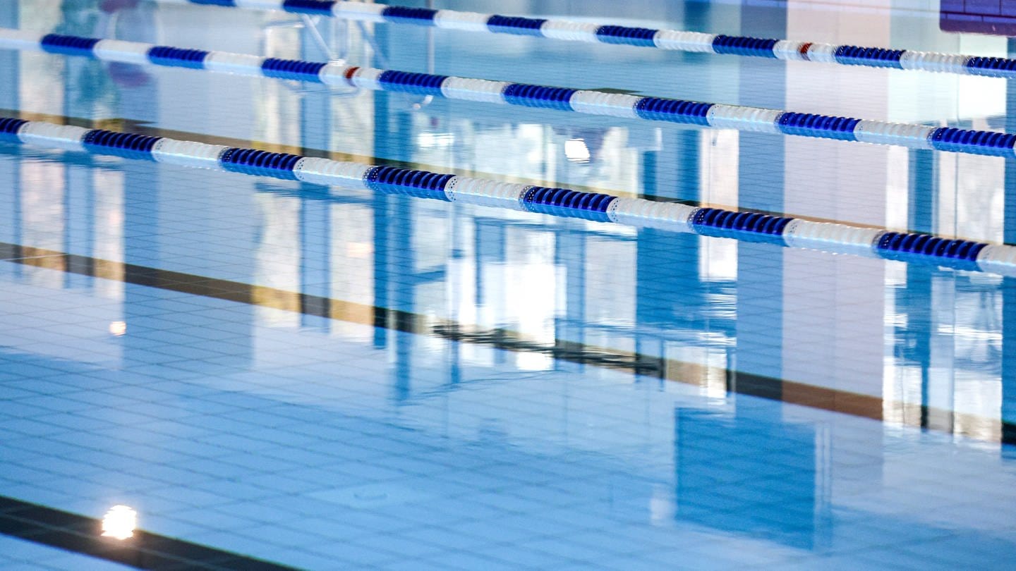 Trennseile begrenzen Schwimmbahnen im Schwimmbecken