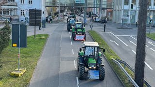 Bild zeigt Traktoren, die durch Koblenz fahren