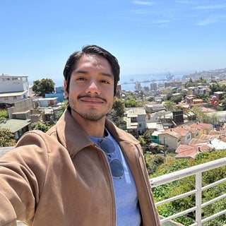 Solon Castillo macht ein Selfie vor seiner Heimatstadt in Ecuador. Der Mediziner will als Urologe in Koblenz arbeiten. 