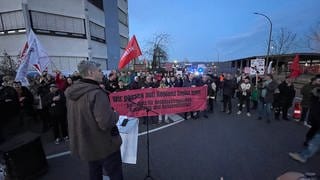 Demonstration vor dem AfD-Veranstaltungsraum im Koblenzer Industriegebiet.
