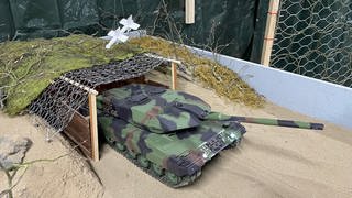 Ein Modell, dass zeigt, wie die Netze künftig Panzer schützen könnten.