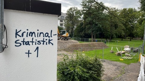 Nach Veröffentlichung der Kriminalitätsstatistik tauchten mehrere Grafitti mit +1 auf