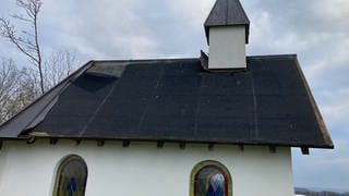 Bei der Kottenborner Kapelle in Wershofen im Kreis Ahrweiler wurde das Dach aus Kupfer gestohlen.