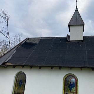 Bei der Kottenborner Kapelle in Wershofen im Kreis Ahrweiler wurde das Dach aus Kupfer gestohlen.