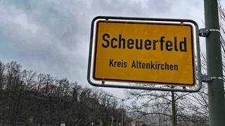 Das Ortseingangsschild von Scheuerfeld im Kreis Altenkirchen. 